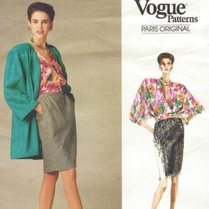 Könnte beinhalten: Ein Vintage-Schnittmuster von Vogue Patterns mit zwei Damenoutfits. Das erste Outfit besteht aus einer türkisfarbenen Jacke mit einer Blusenbluse und einem schwarz-weiß karierten Rock. Das zweite Outfit ist eine Blusenbluse mit einem schwarz-weißen Rock. Das Schnittmuster ist mit "Vogue Patterns Paris Original" gekennzeichnet.