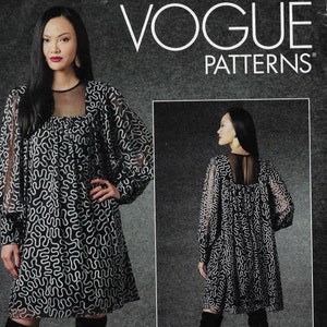 Puede incluir: Un vestido de estampado blanco y negro con mangas largas y escote transparente. El vestido se muestra en una modelo que lleva botas negras de caña alta. La imagen incluye el texto "Vogue Patterns".