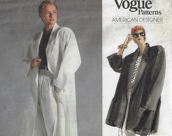 Puede incluir: Patrón de costura Vogue Patterns American Designer con dos mujeres vistiendo abrigos largos. La mujer de la izquierda lleva un abrigo blanco y pantalones blancos. La mujer de la derecha lleva un abrigo negro con una camisa blanca de lunares blancos y pantalones cortos blancos.