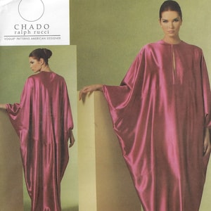 Pode incluir: Um vestido magenta fluido com mangas largas e decote em forma de fechadura. O vestido é feito de um tecido brilhante, semelhante ao cetim. A imagem também inclui o texto "CHADO RALPH RUCCI VOGUE PATTERNS AMERICAN DESIGNER".