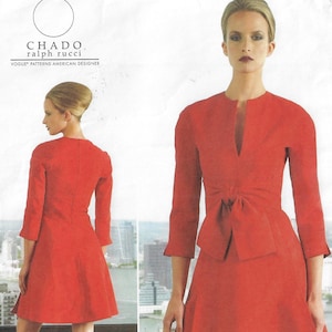 Pode incluir: Um vestido vermelho com decote em V e um laço na cintura. O vestido tem mangas 3/4 e uma saia rodada. O vestido é da coleção CHADO ralph rucci VOGUE PATTERNS AMERICAN DESIGNER.