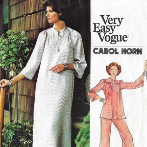 Puede incluir: Un patrón de costura para un vestido largo blanco con cuello en V y un patrón de pequeñas flechas. El patrón es de Very Easy Vogue de Carol Horn.