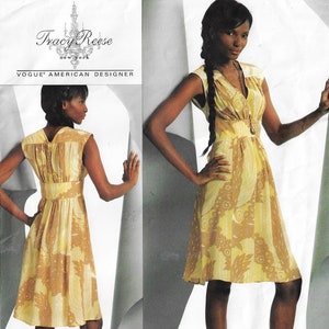 Puede incluir: Un vestido sin mangas de color amarillo y marrón con estampado, cuello en V y cintura fruncida. El vestido se muestra en una modelo con el pelo trenzado. El texto "Tracy Reese new york VOGUE AMERICAN DESIGNER" es visible en la parte superior de la imagen.
