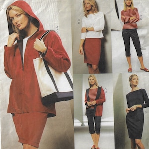 Könnte beinhalten: Vier Frauen präsentieren verschiedene Outfits. Die erste Frau trägt eine rote Kapuzenjacke mit Reißverschluss und einen passenden Rock. Sie trägt eine weiße und schwarze Tragetasche. Die zweite Frau trägt ein weißes Oberteil mit einem roten Rock. Die dritte Frau trägt ein rot-weiß gestreiftes Oberteil mit einer schwarzen Hose. Die vierte Frau trägt ein schwarzes langärmeliges Kleid.