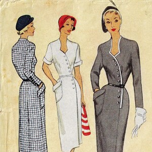 以下が含まれることがあります： 3つの女性のドレスのヴィンテージイラスト。左側のドレスは白黒のチェック柄のドレス。中央のドレスはボタン留めのフロントとポケットが付いた白いドレス。右側のドレスはボタン留めのフロントとベルトが付いた灰色のドレスです。