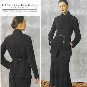Puede incluir: Un conjunto de chaqueta y falda negra con cuello alto y cinturón. La chaqueta tiene un frente de estilo envolvente y bolsillos. La falda es de línea A y llega a la rodilla. El conjunto es de Donna Karan Collection, Vogue Patterns American Designer.