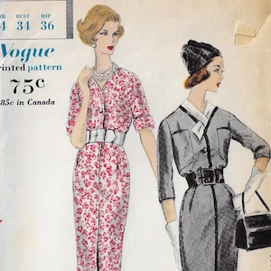 Może przedstawiać: Wzorzec szycia vintage Vogue do sukienki. Wzorzec jest dla rozmiarów 34, 36 i 4. Wzorzec kosztuje 75 centów. Sukienka po lewej stronie jest w kwiatowy wzór, a sukienka po prawej stronie jest w jednolitym kolorze szarym.