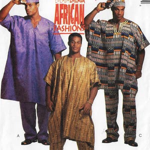 Può includere: Immagine di tre uomini che indossano abiti africani. Gli abiti includono una tunica e pantaloni viola, una tunica e pantaloni dorati e un completo tunica e pantaloni fantasia. Il testo "AFRICAN FASHIONS" è visibile.