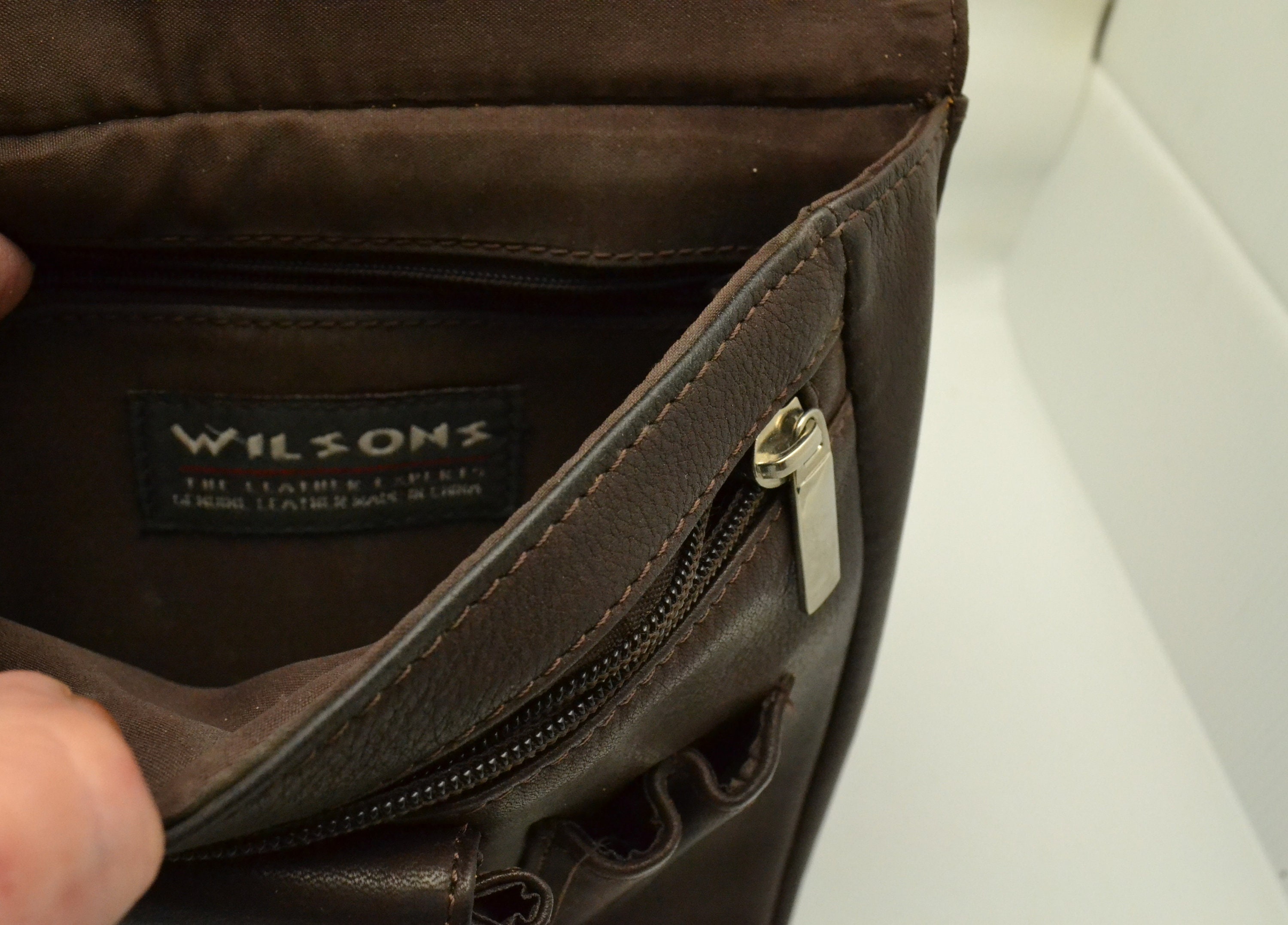 Wilson’s Leather Slingbag Wilsons Leather Black Leather Shoulder Bag Vintage 90s Small  main image 4