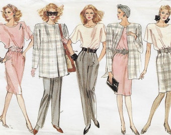 Puede incluir: Cinco ilustraciones de moda de mujeres con diferentes atuendos. Las mujeres visten una variedad de estilos, que incluyen un vestido rosa, una chaqueta y pantalones a cuadros, una camisa blanca y pantalones grises, un vestido rosa con una chaqueta a cuadros y una falda a cuadros con una camisa blanca.