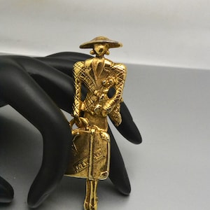 Elegante Travelling Lady broche met poedel en koffer goudkleurige metalen speld