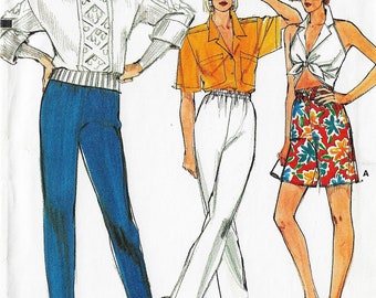 Puede incluir: Un patrón de costura para tres atuendos diferentes. El primer atuendo es un suéter blanco con un patrón geométrico, pantalones azules y zapatos rojos. El segundo atuendo es una camisa amarilla de manga corta con cuello blanco, pantalones blancos y zapatos blancos. El tercer atuendo es un top blanco sin mangas con un nudo en la parte delantera, pantalones cortos de estampado floral y sandalias rojas. El patrón está etiquetado como A, B y C.