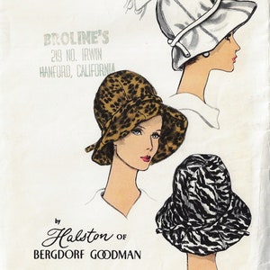 Puede incluir: Tres ilustraciones de mujeres con diferentes estilos de sombreros. Los sombreros son todos de ala ancha y tienen un estilo informal y veraniego. Los sombreros están hechos de diferentes materiales, incluyendo estampado de leopardo, estampado de cebra y una tela blanca sólida. El texto "by Halston of BERGDORF GOODMAN" está impreso debajo de las ilustraciones.