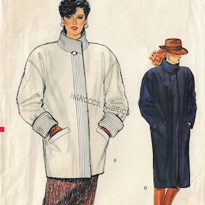Peut inclure: Un patron de couture pour deux manteaux différents. Le premier manteau est une veste blanche, surdimensionnée, sans col avec une fermeture à bouton. Le deuxième manteau est un long manteau bleu marine avec un col et une fermeture à bouton. Le patron est intitulé "Hancock Fabrics".