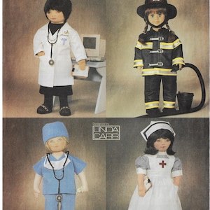 Puede incluir: Un collage de muñecas vestidas con trajes temáticos de diferentes profesiones. Una muñeca lleva una bata de médico con un estetoscopio, otra un uniforme de bombero, una tercera un uniforme de enfermera y la última un uniforme médico azul. Imagen diseñada por Linda Carr.