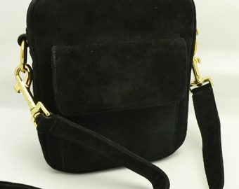 Bolso bandolera vintage de ante negro Neiman Marcus, estilo caja, se puede llevar cruzado.