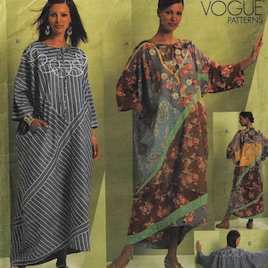 Puede incluir: Patrón de costura Vogue Patterns con dos vestidos largos. Uno es a rayas con detalles blancos, el otro es un diseño floral de patchwork. El logotipo de Vogue Patterns es visible en la esquina superior derecha.