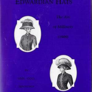 Op de afbeelding: Een donkerblauwe boekomslag met de titel "EDWARDIAN HATS" in het wit. Het bevat illustraties van vrouwen met hoeden, met de tekst "The Art of Millinery (1909)" en de namen "MME. ANNA" en "BEN-YUSUF".