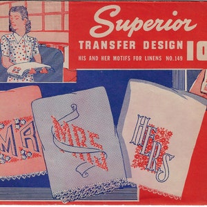 Op de afbeelding: Vintage advertentie voor "Superior Transfer Design" met "His and Her" motieven voor linnen. De afbeelding toont geborduurde zakdoeken met de opschriften "MR", "MRS" en "HERS", en een vrouw die een soortgelijk item vasthoudt. Het kleurenschema omvat rood, blauw en roze.
