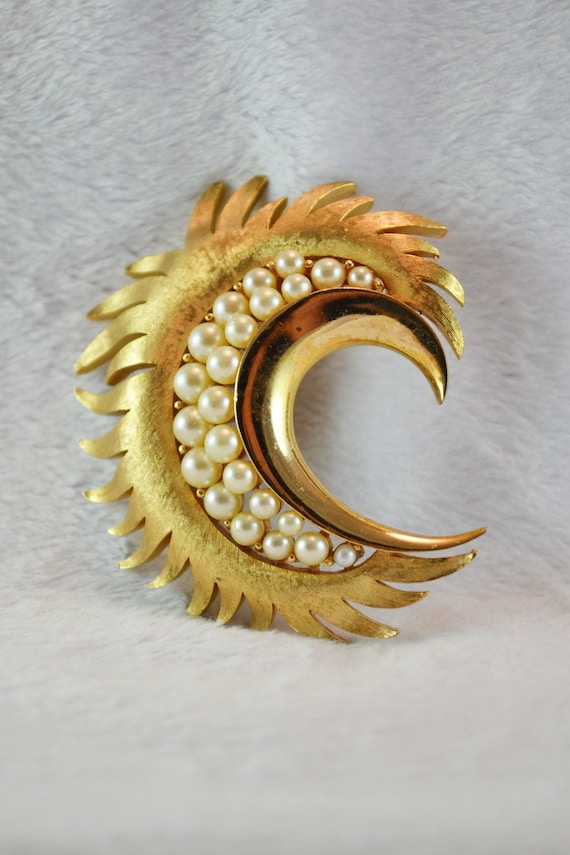 ヴィンテージtrifariパール＆ストーン　フェザーブローチcrownトリファリ Vintage Crown Trifari Feather Swirl Brooch With Pearls Trifanium