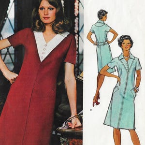 Puede incluir: Un patrón de costura vintage para un vestido con un cuello contrastante. El patrón muestra dos versiones del vestido, uno en rojo y otro en azul. El patrón incluye instrucciones para hacer el vestido.