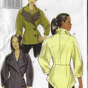 Puede incluir: Patrón de costura Vogue Patterns V8627 con tres diseños de chaqueta. Las chaquetas se muestran en verde oliva, amarillo y gris oscuro. El patrón incluye tallas 8-14. El logotipo de Vogue Patterns está en la esquina superior derecha.