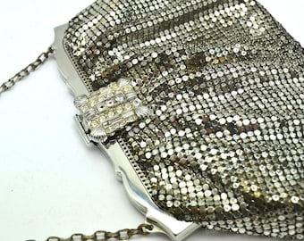 Borsa vintage Whiting & Davis con chiusura in strass color argento, realizzata negli Stati Uniti.