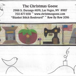 Może przedstawiać: Wizytówka dla The Christmas Goose, sklepu zlokalizowanego przy 2988 S. Durango #109, Las Vegas, NV 89117. Numer telefonu to 702-877-1158, a strona internetowa to www.christmasgoose.com. Wizytówka zawiera również tekst "Blanket Stitch Boulevard" i "Row By Row 2016".