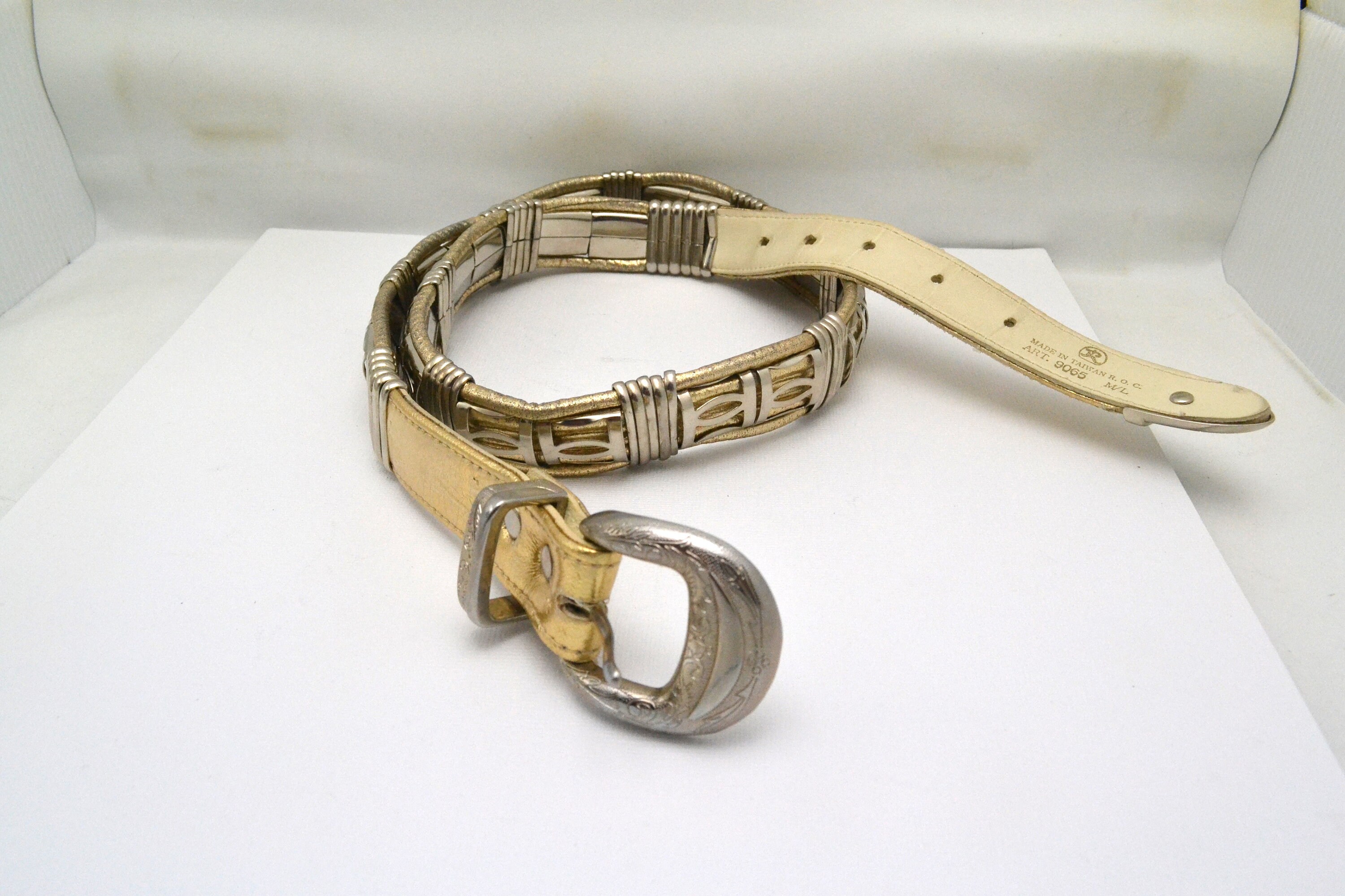 Vintage White Fabric Belt with Decorative swirl design Gold-tone Buckle 12 31.75 Vintage 90s White Leather Belt With Large Gold Art Deco  main image 4