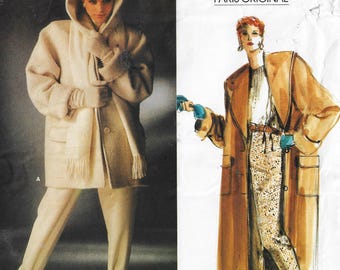 Puede incluir: Un patrón de costura vintage para un abrigo largo con capucha y una bufanda. El patrón es de Vogue Patterns, Paris Original. El patrón muestra dos estilos diferentes del abrigo, uno con una bufanda blanca y el otro con una bufanda marrón.