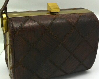 Borsa a mano da polso in pelle di serpente marrone patchwork anni '50 con finiture dorate