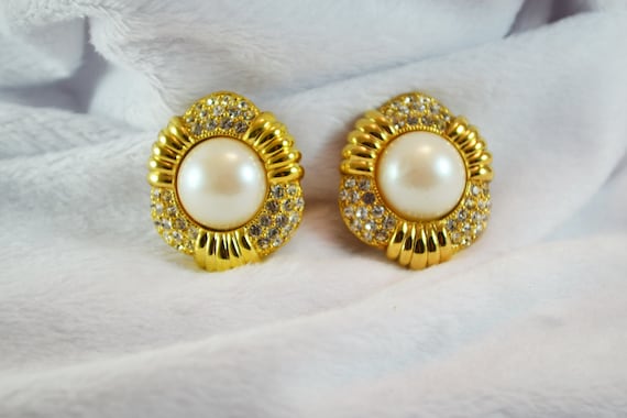 Orecchini a clip Trifari vintage anni '70-'80, con centro in perle sintetiche, foglie color oro, strass taglio marquise, stile classico revival di metà secolo - Italia