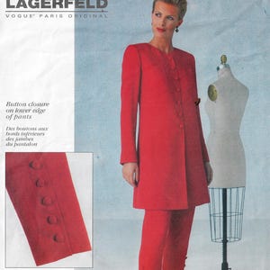 Puede incluir: Un conjunto de chaqueta roja de manga larga y pantalón a juego con cierre de botones en la chaqueta y cierre de botones en el borde inferior del pantalón. El sobre del patrón incluye el texto LAGERFELD VOGUE PARIS ORIGINAL.