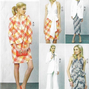 Puede incluir: Un patrón de costura con cuatro atuendos diferentes para mujeres. El primer atuendo es una falda y una chaqueta a cuadros. El segundo atuendo es un top blanco sin mangas y una falda a cuadros. El tercer atuendo es una chaqueta blanca y una falda estampada. El cuarto atuendo es una chaqueta blanca y pantalones blancos.