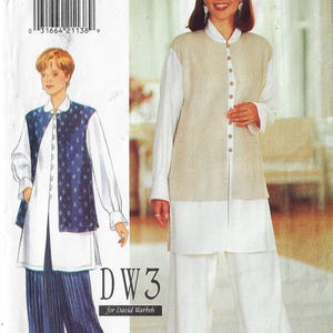 Op de afbeelding: Een naaipatroon voor een lang wit shirt met een vest en een broek. Het patroon is voor maten 12-14-16 en is van David Warren.