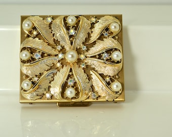 Vintage Saks Fifth Avenue Compact mit Kunstperlen und Aurora Borealis Kristallen Verziertes Design