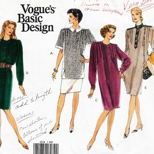 Puede incluir: Un patrón de costura para cuatro vestidos diferentes. El patrón incluye instrucciones para un vestido verde con mangas largas, un vestido a cuadros blanco y negro con mangas cortas, un vestido burdeos con mangas largas y un vestido beige con mangas largas. El patrón es de Vogue's Basic Design y tiene el número 2534/200.