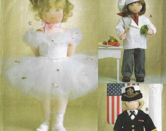 Pode incluir: Três bonecas feitas à mão em diferentes roupas. Uma boneca está vestida como bailarina em um tutu branco com uma coroa de flores. Outra boneca está vestida como chef com um casaco e chapéu brancos. A terceira boneca está vestida com um uniforme naval.