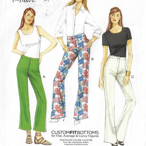 Op de afbeelding: Illustratie van drie damesoutfits. Outfit A toont een witte tanktop en een groene flared broek. Outfit B toont een wit overhemd en een broek met bloemenprint. Outfit C toont een zwarte top en een witte flared broek. Tekst: "CUSTOM FIT BOTTOMS".