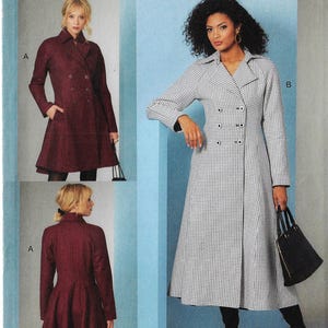 Puede incluir: Imagen de un patrón de costura con dos abrigos largos. Uno es de color burdeos oscuro con un diseño cruzado. El otro abrigo tiene un estampado de cuadros blanco y negro con un diseño cruzado.