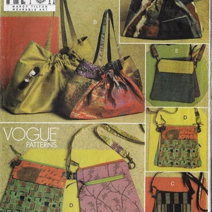 Op de afbeelding: Een naaipatroon voor vijf verschillende tassen. De tassen zijn gemaakt van verschillende stoffen, waaronder patchwork, bloemen en strepen. De tassen zijn allemaal van verschillende groottes en vormen, en sommige hebben ritsen of zakken. Het patroon heet "Marcy Tilton Wearable Art" en is van Vogue Patterns.