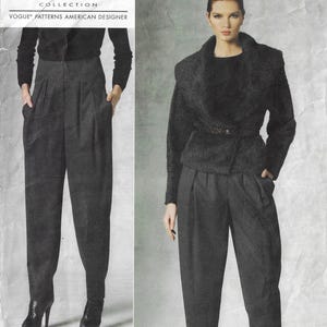 Pode incluir: Um padrão de costura vintage para calças da coleção Donna Karan. O padrão apresenta um design de cintura alta e plissado com um caimento solto.
