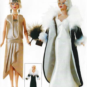 Puede incluir: Dos muñecas Barbie con atuendos de inspiración vintage. Una muñeca viste un vestido dorado con un tocado a juego y un collar de perlas. La otra muñeca lleva un vestido blanco con un abrigo con ribete de piel en blanco y negro, un bolso pequeño y un abanico de plumas.