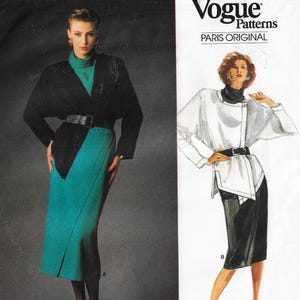 Puede incluir: Dos diseños de moda de Vogue Patterns. Uno presenta una chaqueta negra con una falda verde azulado y un cinturón negro. El otro diseño es una chaqueta blanca con una falda y cinturón negros. El texto "Vogue Patterns PARIS ORIGINAL" es visible.
