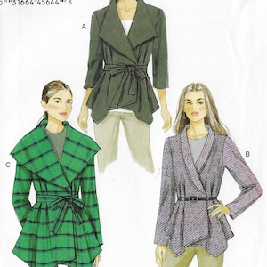 Puede incluir: Un patrón de costura con tres diseños de chaqueta. Uno es una chaqueta verde oscuro con cinturón de lazo, otro es una chaqueta a cuadros verdes con cinturón de lazo, y el tercero es una chaqueta gris y rosa con cinturón negro.