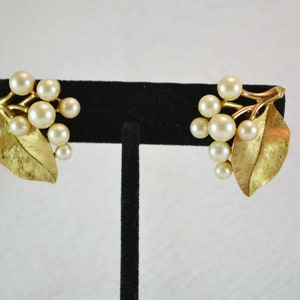 Vintage Crown Trifari Clip On Earrings Faux Pearls and Large Leaf Spray Gold Tone Metal image 9