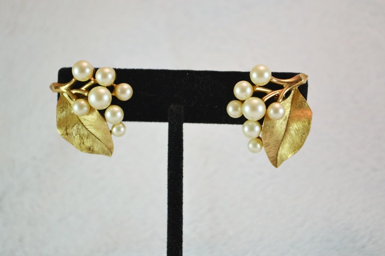 Vintage Crown Trifari Clip On Earrings Faux Pearls and Large Leaf Spray Gold Tone Metal image 9