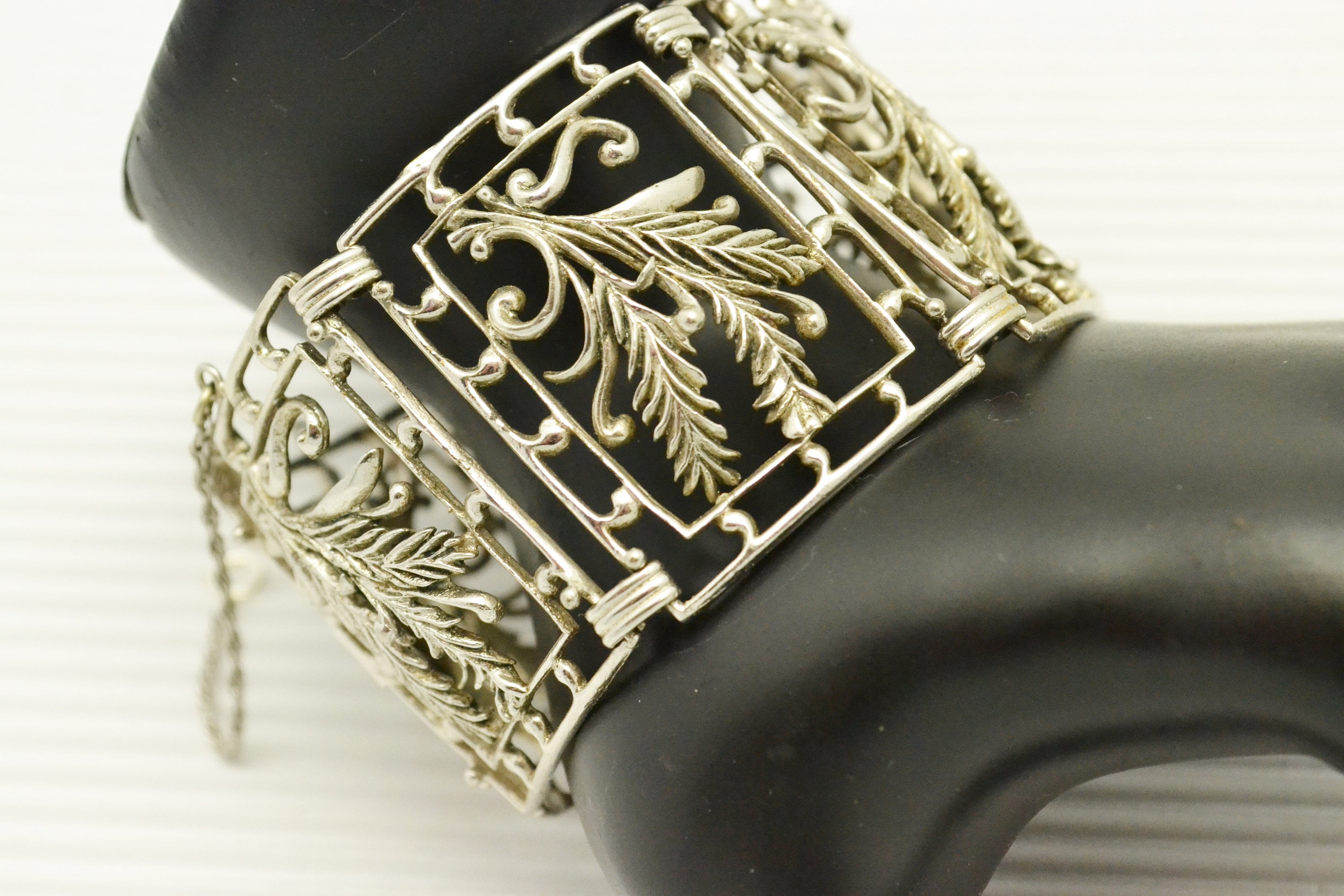 Vintage LISNER Wide Silvery Leaf Link Bracelet, 7.5 Inches
