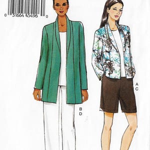 Op de afbeelding: Een naaipatroon met twee damesmode-ontwerpen. Het ene ontwerp is een lange, open jas in zeegroen over een witte broek. De andere is een jas met bloemenprint met bruine shorts. Het patroon bevat een streepjescode en een stijlnummer.