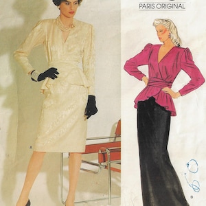Pode incluir: Um padrão de costura vintage da Very Easy Vogue, Paris Original. O padrão mostra duas mulheres vestindo um vestido com um peplum e um decote em V. O vestido à esquerda é branco com um cinto preto, e o vestido à direita é rosa com um cinto preto e uma saia preta.